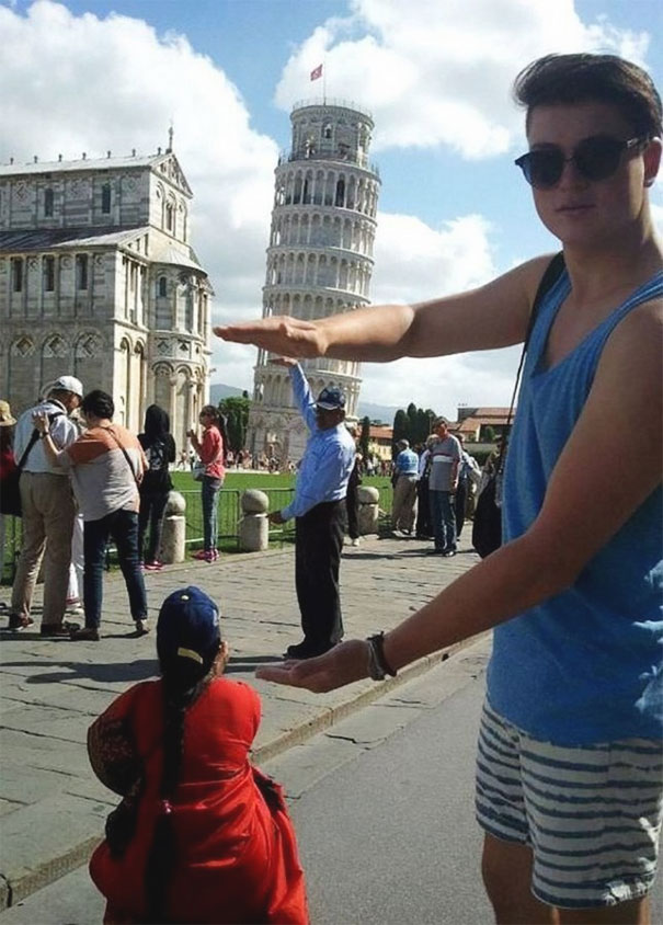 A Torre de Pisa é um dos cartões postais mais famosos do mundo. Ninguém consegue passar pelo monumento histórico sem tirar uma foto em perspectiva interagindo com o edifício torto.