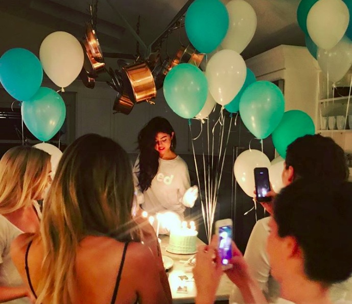 Cantora comemorou 25 anos com uma festa para poucos amigos. A decoração, toda em azul e branco, também ganhou um luminoso de 'Fetish', sua mais nova música de trabalho.