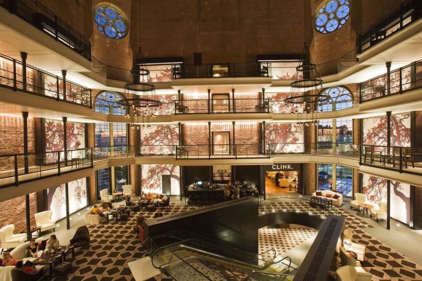 As instalações luxuosas do The Liberty Hotel já deram lugar as celas cadeia de Charles Street. No começo dos anos 2000, o edifício foi transformado num hotel estiloso.