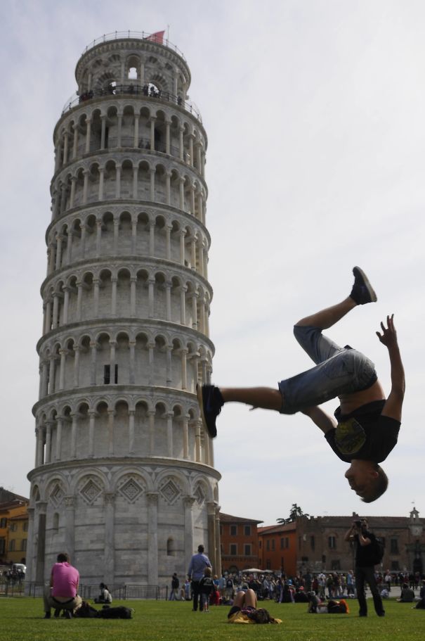 A Torre de Pisa é um dos cartões postais mais famosos do mundo. Ninguém consegue passar pelo monumento histórico sem tirar uma foto em perspectiva interagindo com o edifício torto.