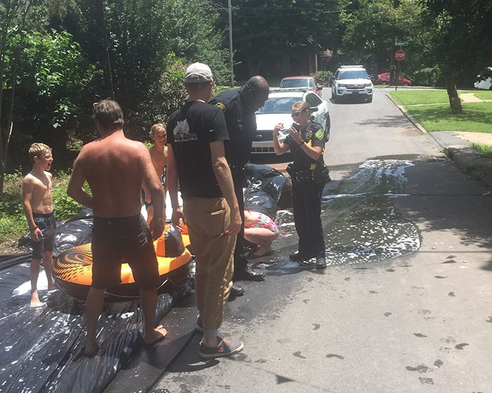 Policiais amantes de diversão escorregam na rua e viram celebridades