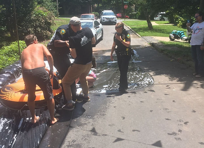 Policiais amantes de diversão escorregam na rua e viram celebridades