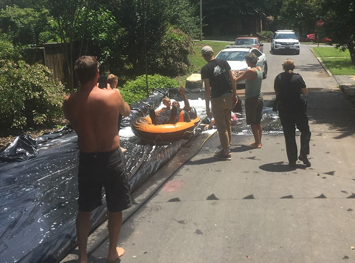 Policiais amantes de diversão escorregam na rua e viram celebridades