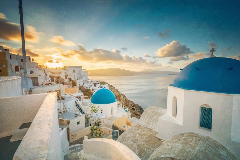 O site de viagens Travel + Leisure fez uma pesquisa sobre as 10 melhores ilhas do planeta entre seus leitores. As escolhas foram feitas considerando avaliações positivas de turistas, atividades oferecidas em pontos turísticos, atrações naturais gratuitas, limpeza das praias, comida, simpatia dos moradores locais e funcionários, e o valor total dos pacotes. 