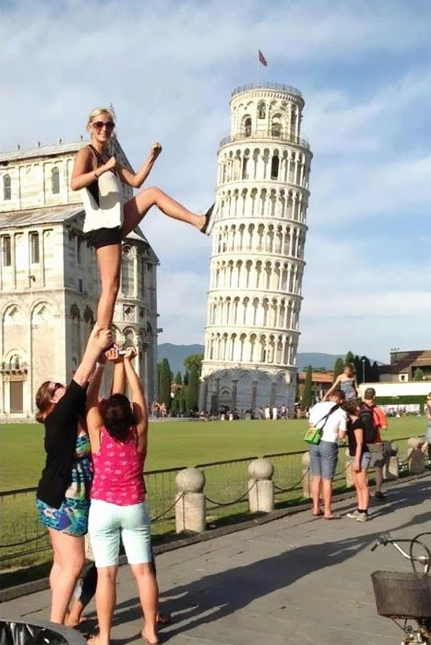 A Torre de Pisa é um dos cartões postais mais famosos do mundo. Ninguém consegue passar pelo monumento histórico sem tirar uma foto em perspectiva interagindo com o edifício torto.