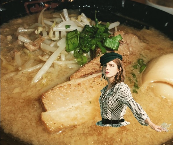 O perfil @celebrities_in_ramen está photoshopando celebridades dentro de bowls de lámen, aquele prato oriental feito com macarrão, caldo quente, legumes e carnes.