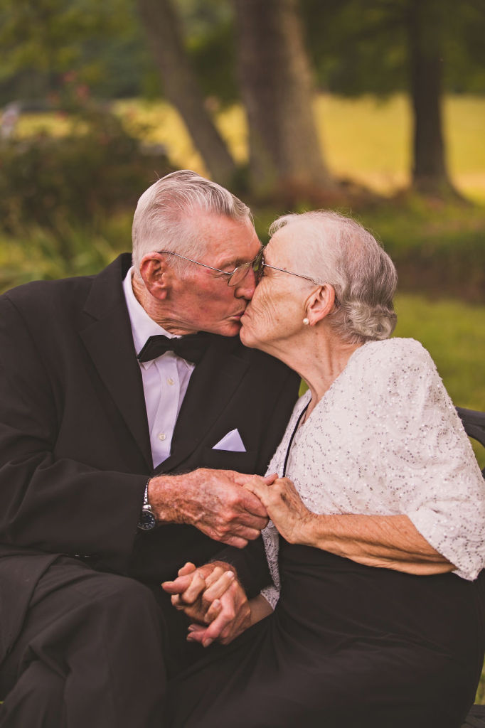 Casal de idosos celebra 65 anos de união