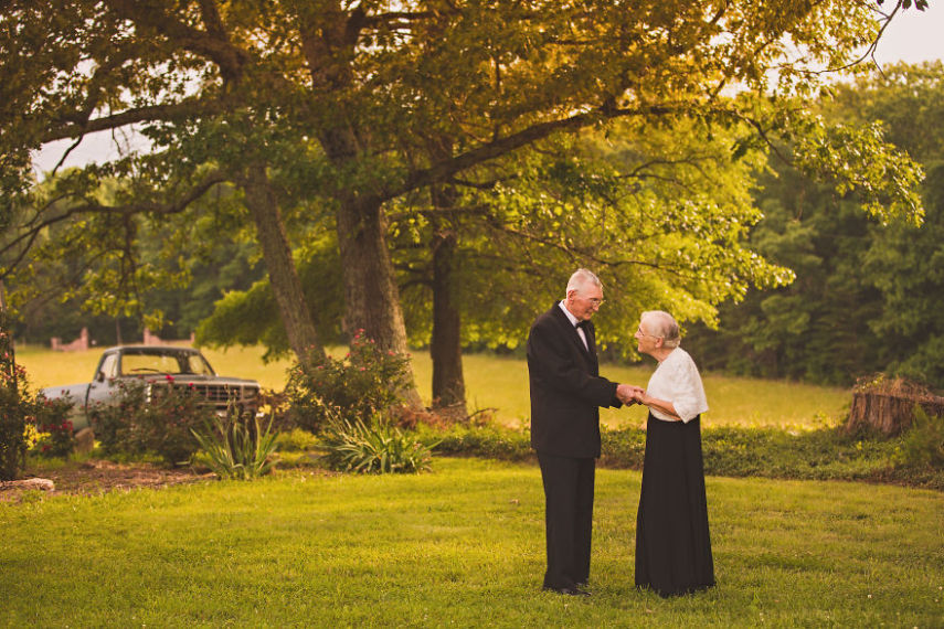 Casal de idosos celebra 65 anos de união