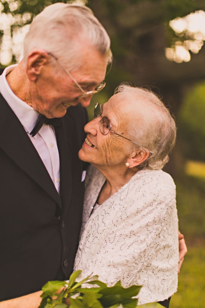 Casal de idosos celebra 65 anos de união