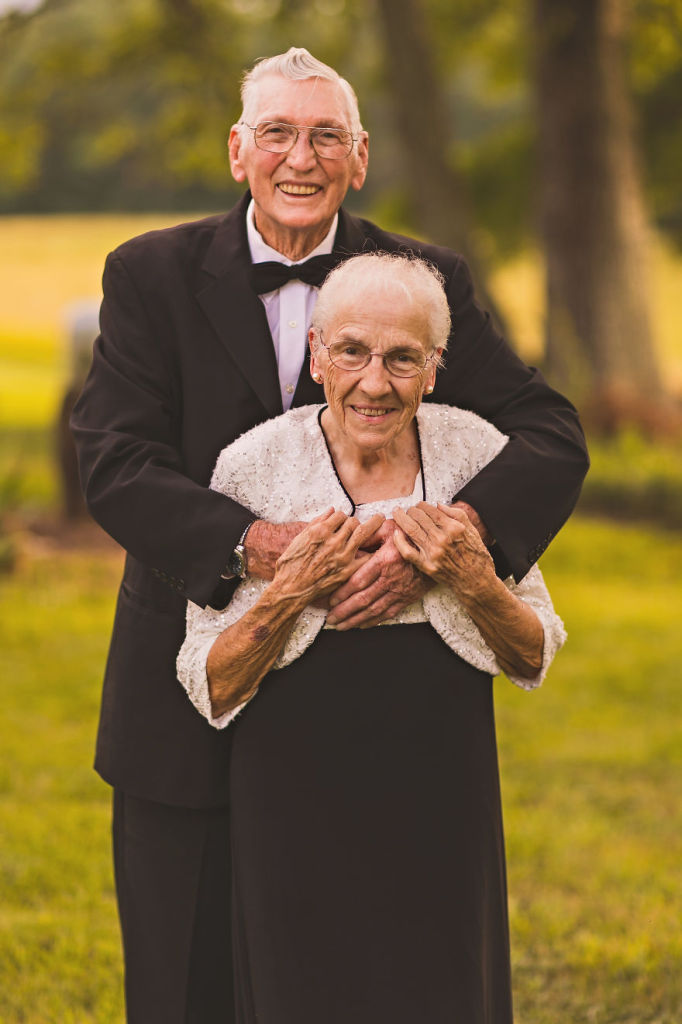 Casal de idosos celebra 65 anos de união