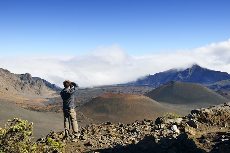 O site de viagens Travel + Leisure fez uma pesquisa sobre as 10 melhores ilhas do planeta entre seus leitores. As escolhas foram feitas considerando avaliações positivas de turistas, atividades oferecidas em pontos turísticos, atrações naturais gratuitas, limpeza das praias, comida, simpatia dos moradores locais e funcionários, e o valor total dos pacotes. 