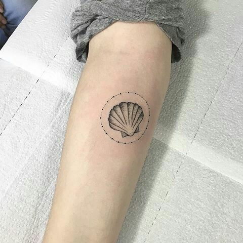 Tem de tudo: sereias de corpo inteiro, coloridas, geométricas, apenas o um pedacinho da cauda, conchas...
