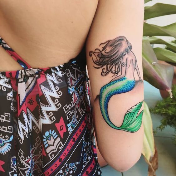 Tem de tudo: sereias de corpo inteiro, coloridas, geométricas, apenas o um pedacinho da cauda, conchas...