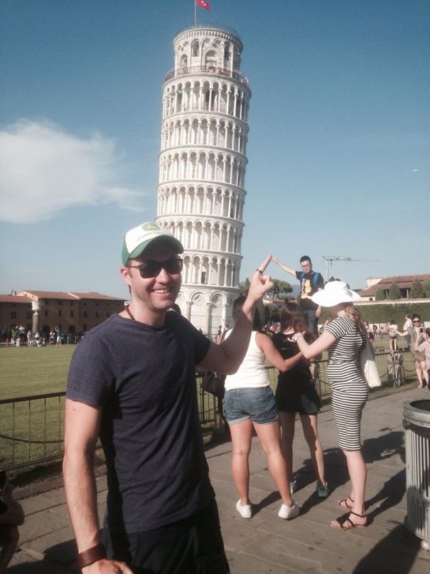 A Torre de Pisa é um dos cartões postais mais famosos do mundo. Ninguém consegue passar pelo monumento histórico sem tirar uma foto em perspectiva interagindo com o edifício torto.