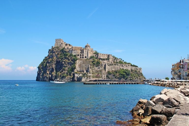 O site de viagens Travel + Leisure fez uma pesquisa sobre as 10 melhores ilhas do planeta entre seus leitores. As escolhas foram feitas considerando avaliações positivas de turistas, atividades oferecidas em pontos turísticos, atrações naturais gratuitas, limpeza das praias, comida, simpatia dos moradores locais e funcionários, e o valor total dos pacotes. 