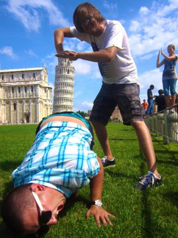 A Torre de Pisa é um dos cartões postais mais famosos do mundo. Ninguém consegue passar pelo monumento histórico sem tirar uma foto em perspectiva interagindo com o edifício torto.