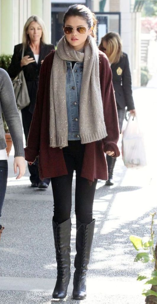 Soltinho, elaborado, desleixado... Lenços e cachecóis não só deixam o look estiloso, como nos protegem do frio intenso. Vem ver maneiras diferentes de apostar no acessório!