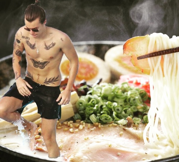 O perfil @celebrities_in_ramen está photoshopando celebridades dentro de bowls de lámen, aquele prato oriental feito com macarrão, caldo quente, legumes e carnes.
