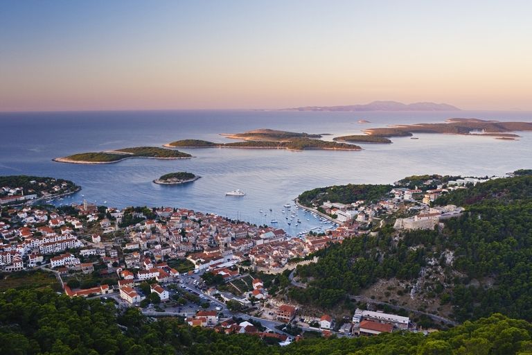 O site de viagens Travel + Leisure fez uma pesquisa sobre as 10 melhores ilhas do planeta entre seus leitores. As escolhas foram feitas considerando avaliações positivas de turistas, atividades oferecidas em pontos turísticos, atrações naturais gratuitas, limpeza das praias, comida, simpatia dos moradores locais e funcionários, e o valor total dos pacotes. 