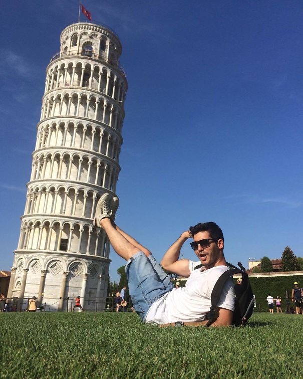 A Torre de Pisa é um dos cartões postais mais famosos do mundo. Ninguém consegue passar pelo monumento histórico sem tirar uma foto em perspectiva interagindo com o edifício torto.