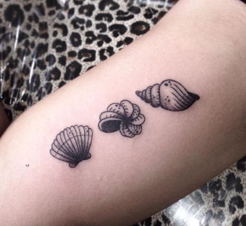 Tem de tudo: sereias de corpo inteiro, coloridas, geométricas, apenas o um pedacinho da cauda, conchas...