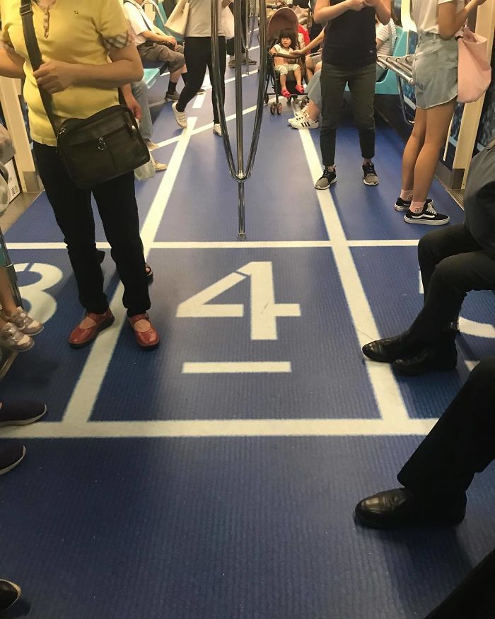 Metrô de Taipei ganha decoração com simulações realistas de locais esportivos
