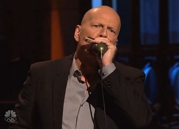Quando você pensa em Bruce Willis, provavelmente você pensa em um herói de filme de ação. Mas ele tem também uma paixão por música e toca gaita como um profissional.
