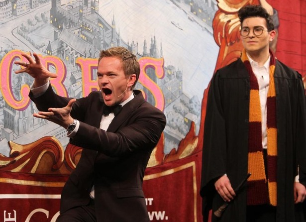O ator é mágico e preside do conselho de diretores do Magic Castle de Hollywood. Além disso, Harris incluiu truques de mágica em muitas de suas atuações.