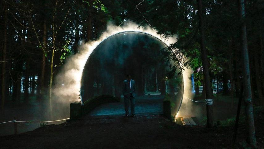 Arco à entrada de templo budista lembra passagem para outro mundo