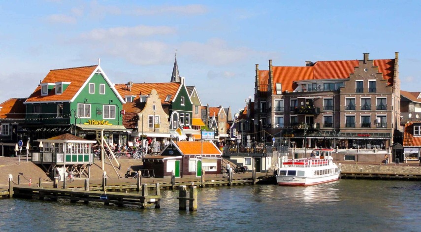 Por que você iria para Volendam, quando um passeio de bicicleta pela Amsterdã Norte e Broek en Waterland leva você para além de casas pitorescas e maravilhosas vias navegáveis. Outra grande vantagem: você não terá que se vestir com trajes tradicionais e comer arenque.