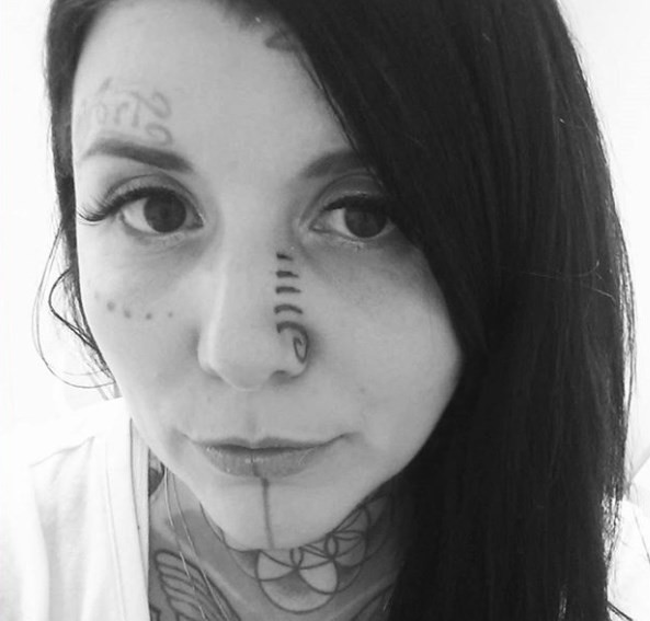 Tatuagem no nariz ganha força como nova tendência no Instagram