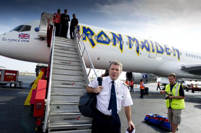 O vocalista do Iron Maiden é piloto e dirige o avião da banda quando eles estão em turnê. Ele também é dono da próprio companhia aérea, a Cardiff Aviation.