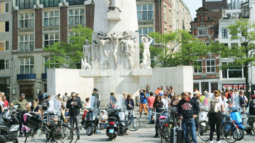 Markt Albert Cuyp Market é talvez o mais famoso de Amsterdã, mas não se esqueça de todos os outros mercados adoráveis! Compre itens vintage no IJ-Hallen no Norte, ou compre alimentos de qualidade e delicatessen no Mercado de Bairros no Westergasterrein. Ou procure por arte, moda e design no mercado dominical.