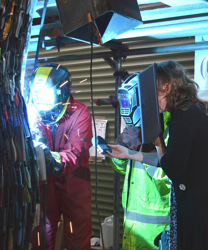 Escultura faz alerta sobre crescente violência no Reino Unido