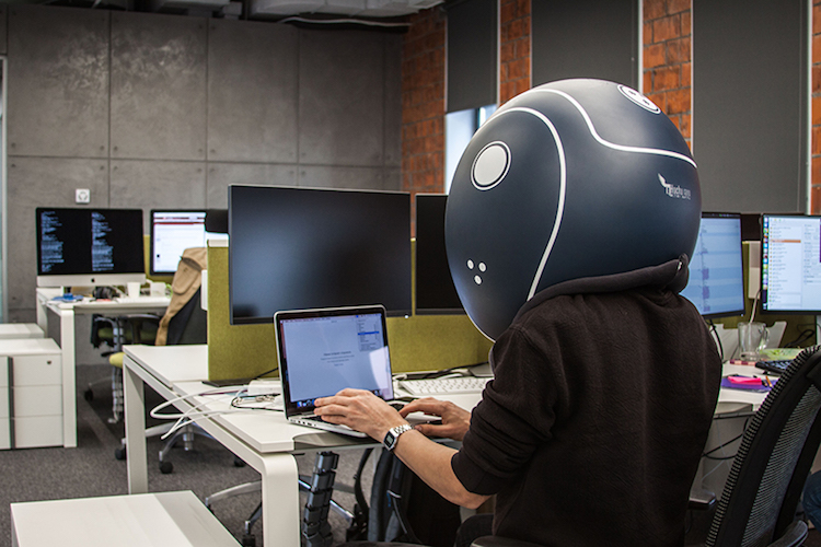 Capacete bloqueia ruídos para trabalho mais focado e produtivo