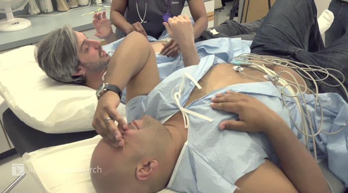 Machistas experimentam simulador de dor do parto