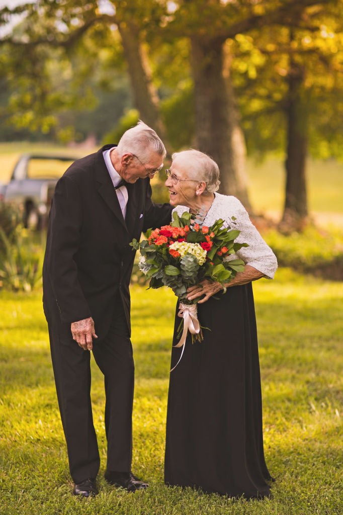 Casal de idosos celebra 65 anos de união