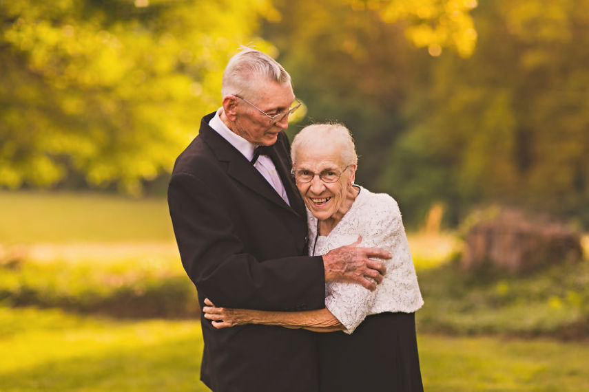 Casal de idosos celebra 65 anos de união