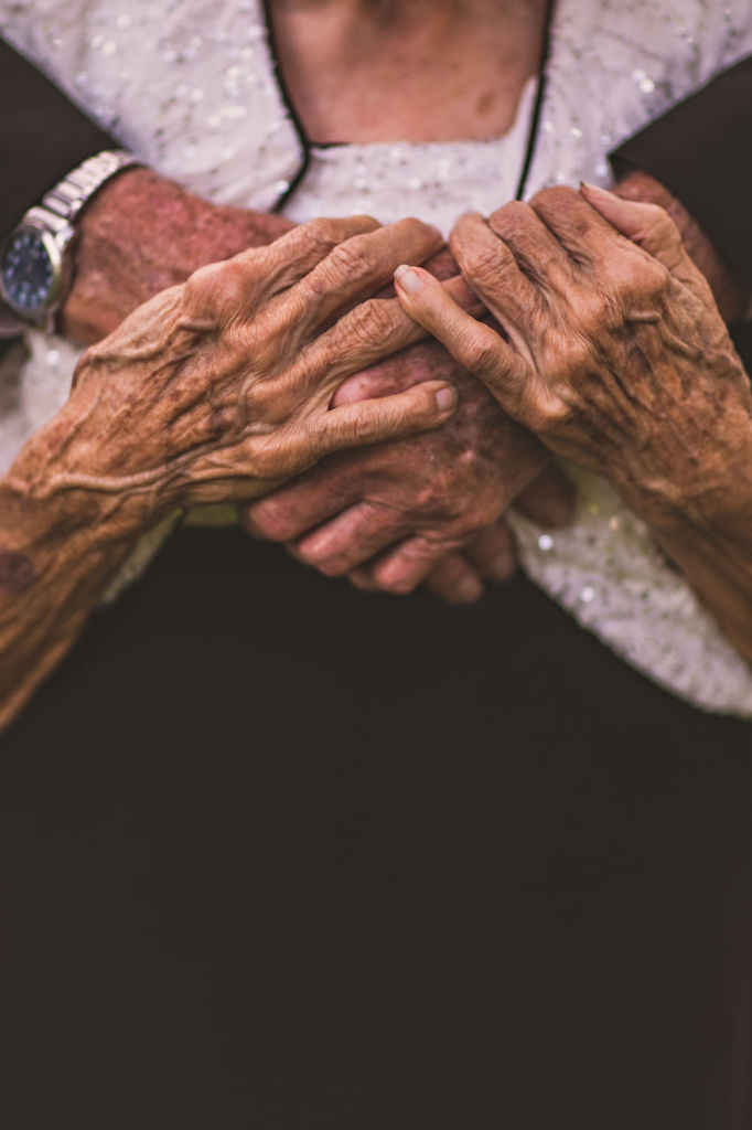 Casal de idosos celebra 65 anos de união