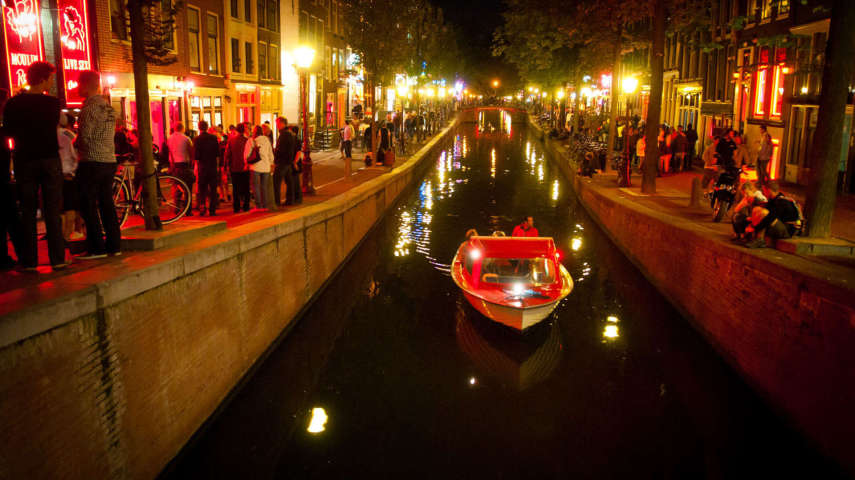  Enquanto você estiver em Amsterdã, você deve fazer uma viagem de barco pelos belos canais. Pule o Canal Boat Tours e alugue um barco você mesmo. Faça um piquenique, sente-se e divirta-se! Você também pode pegar a balsa gratuita para Amsterdã Norte e deixar o vento soprar enquanto atravessa o rio IJ.