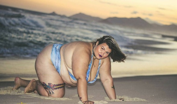 A carioca, que tem 25 anos e pesa 140 quilos, posou para a @cordejambomodapraia. 