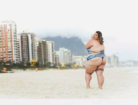 A carioca, que tem 25 anos e pesa 140 quilos, posou para a @cordejambomodapraia. 