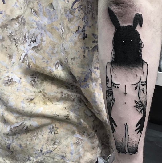 SEWP é um artista de Toronto, no Canadá, que cria tatuagens incríveis. Seus desenhos mais famosos são de mulheres sem rosto, com um quê de erotismo e um tanto assustadoras