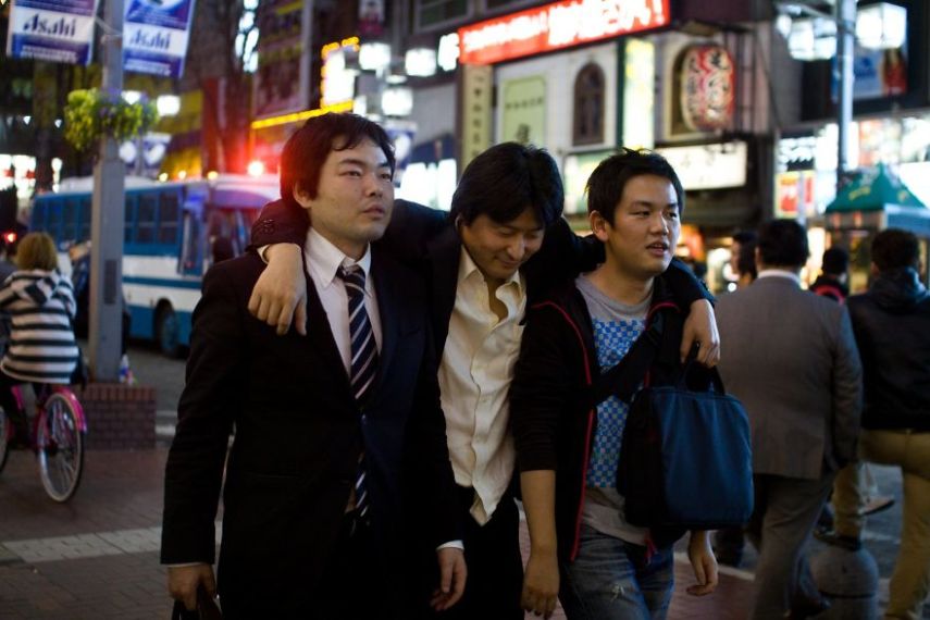 O fotógrafo David Tesinsky fez uma viagem para o Japão e acabou se inspirando para fazer uma série de imagens que mostram a vida dos executivos japoneses nas ruas