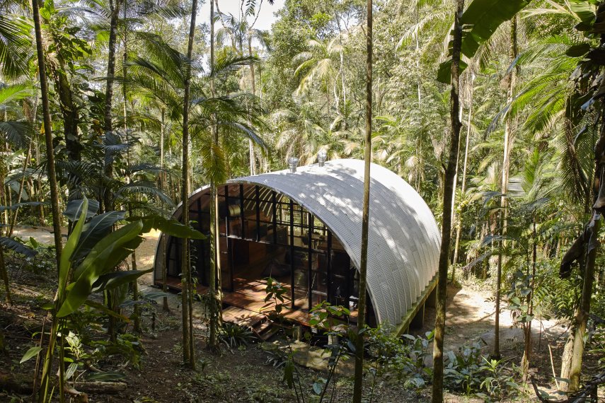Essa casa com design arrojado e assinado possui uma nascente de água dentro de seu terreno, que está imerso na Mata Atlântica. Com capacidade para seis pessoas ela tem acesso a pé a uma bela cachoeira com piscina natural