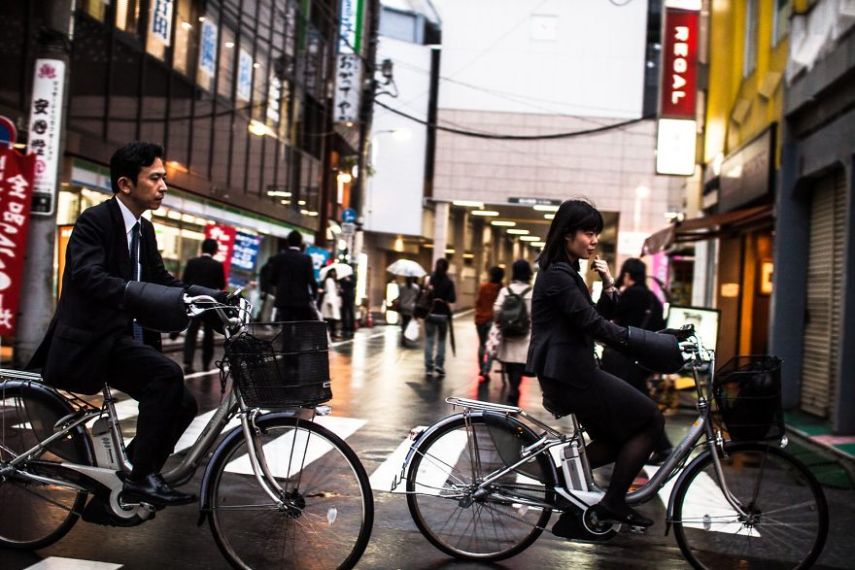 O fotógrafo David Tesinsky fez uma viagem para o Japão e acabou se inspirando para fazer uma série de imagens que mostram a vida dos executivos japoneses nas ruas
