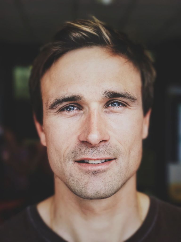 Philippe Echaroux é um famoso fotógrafo de celebridades francês que topou um desafio para mostrar que nem sempre você precisa de um equipamento de ponta para criar algo legal