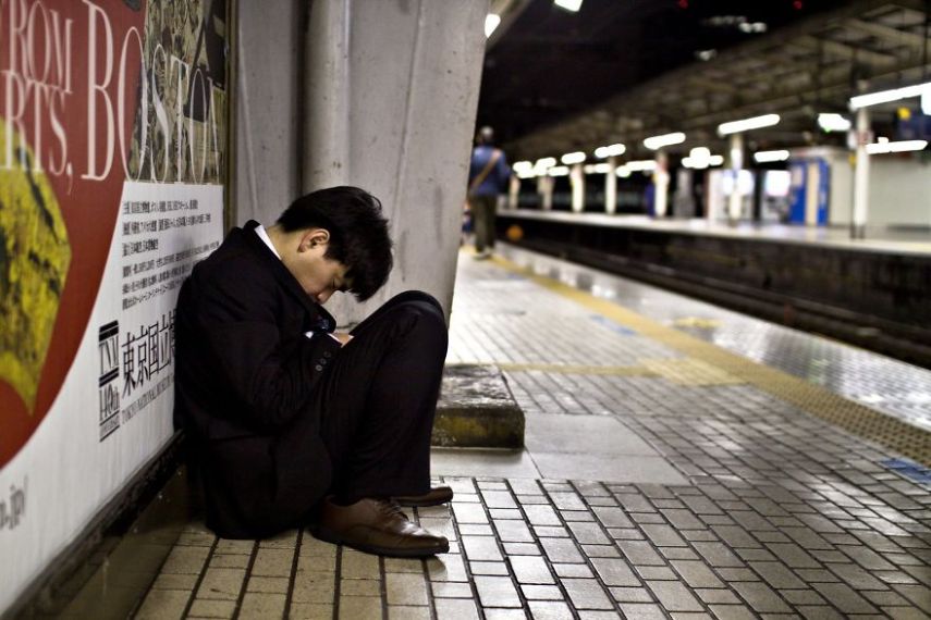 O fotógrafo David Tesinsky fez uma viagem para o Japão e acabou se inspirando para fazer uma série de imagens que mostram a vida dos executivos japoneses nas ruas