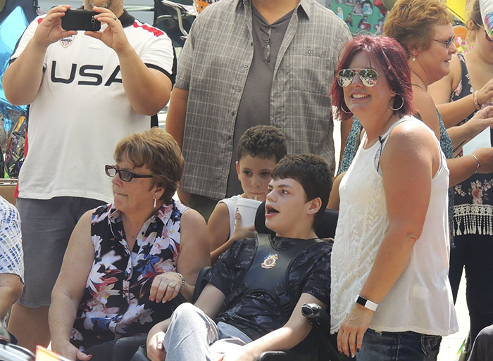 Matthew tem uma deficiência cromossômica, que causou uma séria má formação cerebral, paralisia cerebral e autismo. Sua mãe pediu ajuda na internet e a cidade inteira resolveu parabenizar o jovem de 21 anos com uma grande festa!