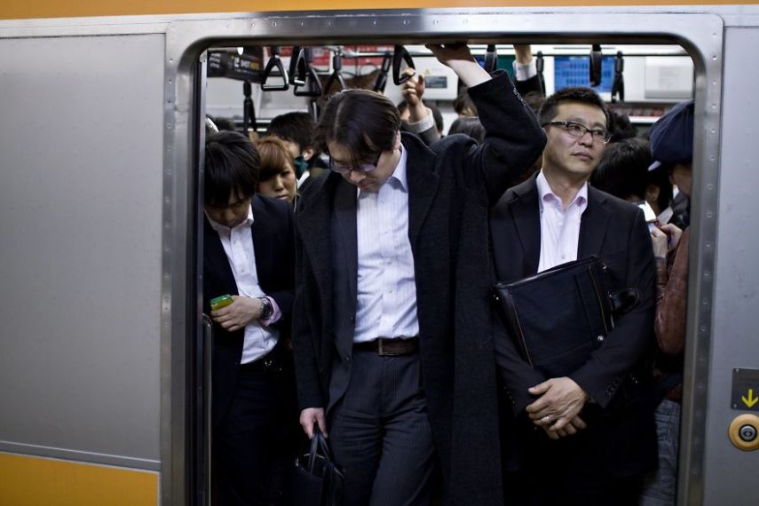 O fotógrafo David Tesinsky fez uma viagem para o Japão e acabou se inspirando para fazer uma série de imagens que mostram a vida dos executivos japoneses nas ruas